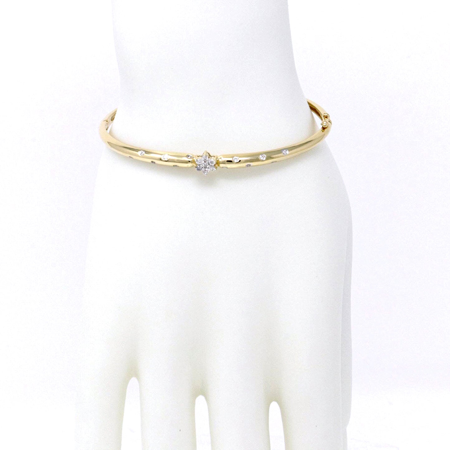 Solitaire Flower Bangle 0.23ct